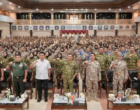 Gubernur Jateng Ahmad Luthfi foto bersama peserta dalam penutupan kegiatan “Manunggal Leadership Retreat Ngopeni Ngelakoni Jateng” di Aula BPSDMD Jateng, Kota Semarang, Senin (16/6/2025). (Lingkar Media group Network)