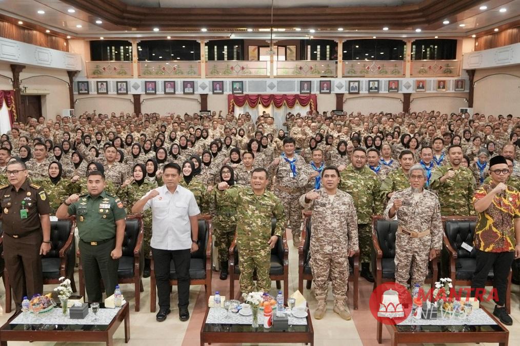 Gubernur Jateng Ahmad Luthfi foto bersama peserta dalam penutupan kegiatan “Manunggal Leadership Retreat Ngopeni Ngelakoni Jateng” di Aula BPSDMD Jateng, Kota Semarang, Senin (16/6/2025). (Lingkar Media group Network)