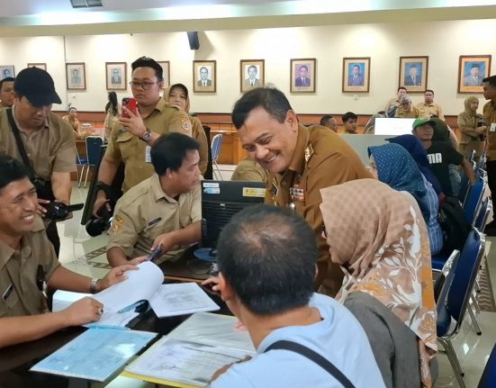 Gubernur Jateng Ahmad Luthfi meninjau Posko Sistem Penerimaan Murid Baru (SPMB) Tahun 2025 di Kantor Dinas Pendidikan dan Kebudayaan (Disdikbud) Jateng, Senin (2/6/2025). (Rizky Syahrul | Mantranews.id)