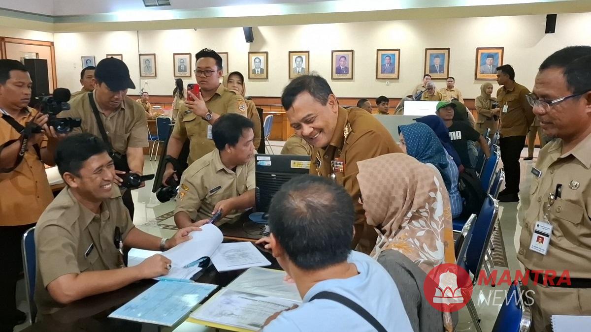 Gubernur Jateng Ahmad Luthfi meninjau Posko Sistem Penerimaan Murid Baru (SPMB) Tahun 2025 di Kantor Dinas Pendidikan dan Kebudayaan (Disdikbud) Jateng, Senin (2/6/2025). (Rizky Syahrul | Mantranews.id)