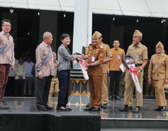 Perwakilan dari Yayasan Taiwan Business Club Central Java (TBCCJI) menyerahkan secara simbolis hibah mobil ambulans dan mobil operasional Program Speling kepada Gubernur Jateng Ahmad Luthfi di Halaman Kantor Gubernur Jawa Tengah, Senin (30/6/2025). (Lingkar Media Group Network)
