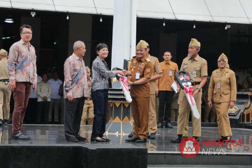 Perwakilan dari Yayasan Taiwan Business Club Central Java (TBCCJI) menyerahkan secara simbolis hibah mobil ambulans dan mobil operasional Program Speling kepada Gubernur Jateng Ahmad Luthfi di Halaman Kantor Gubernur Jawa Tengah, Senin (30/6/2025). (Lingkar Media Group Network)