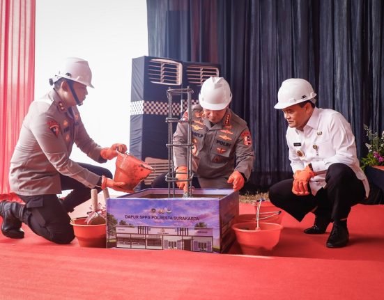 Kapolri Jenderal Pol. Listyo Sigit Prabowo (tengah) bersama Gubernur Jateng Ahmad Luthfi (kanan) dan Kapolda Jateng Irjen Pol. Ribut Hari Wibowo (kiri) dalam peletakan batu pertama 24 dapur SPPG di Solo, Jawa Tengah, Rabu (25/6/2025). (Lingkar Media Group Network)