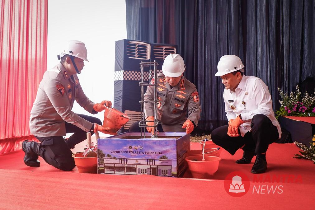 Kapolri Jenderal Pol. Listyo Sigit Prabowo (tengah) bersama Gubernur Jateng Ahmad Luthfi (kanan) dan Kapolda Jateng Irjen Pol. Ribut Hari Wibowo (kiri) dalam peletakan batu pertama 24 dapur SPPG di Solo, Jawa Tengah, Rabu (25/6/2025). (Lingkar Media Group Network)