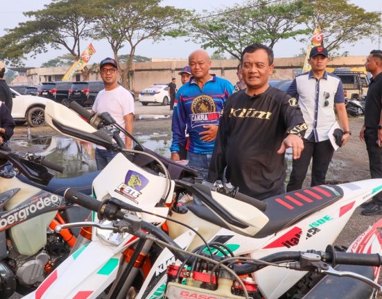 Gubernur Jawa Tengah Ahmad Luthfi melihat sejumlah motor trail yang akan digunakan peserta dalam event otomotif Hiu Selatan International Hard Enduro ke-7 di Kendal, Jawa Tengah. (Lingkar Media Group Network)