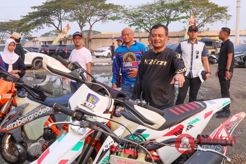 Gubernur Jawa Tengah Ahmad Luthfi melihat sejumlah motor trail yang akan digunakan peserta dalam event otomotif Hiu Selatan International Hard Enduro ke-7 di Kendal, Jawa Tengah. (Lingkar Media Group Network)