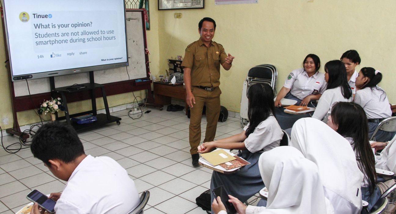 Sejumlah murid sedang memperhatikan gurunya menyampaikan materi (Anta | Mantranews.id)