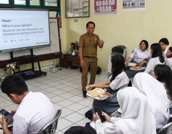 Sejumlah murid sedang memperhatikan gurunya menyampaikan materi (Anta | Mantranews.id)