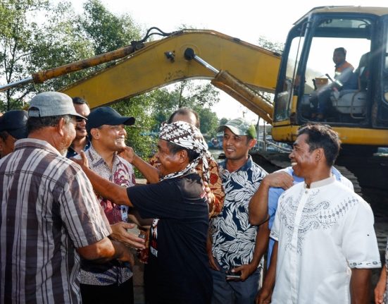 Gubernur Jateng Ahmad Luthfi berbincang-bincang dengan nelayan Desa Asemdoyong, Kecamatan Taman, Kabupaten Pemalang, saat mengecek proyek pengerukan muara dan dermaga PPP. (Pemprov Jateng | Mantranews.id)