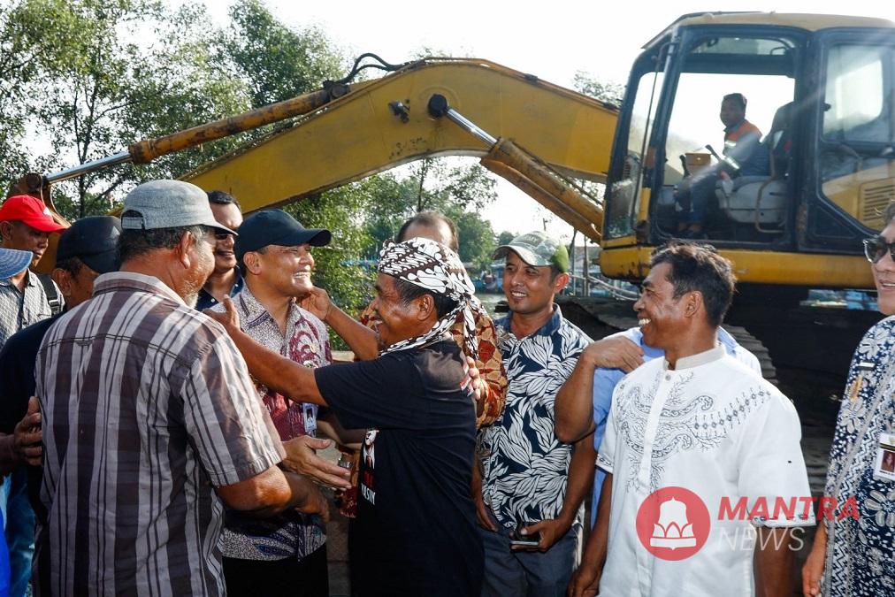 Gubernur Jateng Ahmad Luthfi berbincang-bincang dengan nelayan Desa Asemdoyong, Kecamatan Taman, Kabupaten Pemalang, saat mengecek proyek pengerukan muara dan dermaga PPP. (Pemprov Jateng | Mantranews.id)