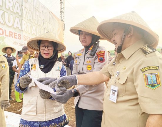 Bupati Semarang bersama Kapolres Semarang dan Kepala BPS Kabupaten Semarang bersiap melakukan Panen Raya Kuartal II Tanaman Jagung di Kelurahan Ngobo, Kecamatan Bergas, Kabupaten Semarang, Minggu (8/6/2025). (Dok. Pribadi | Mantranews.id)