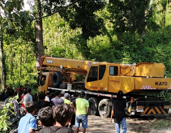 Warga Desa Semanggi, Kecamatan Jepon, Kabupaten Blora, mengadang kendaraan Pertamina yang akan melaju ke tempat penambangan imbas kerusakan jalan, Kamis (12/6/2025). (Eko Wicaksono | Mantranews.id)