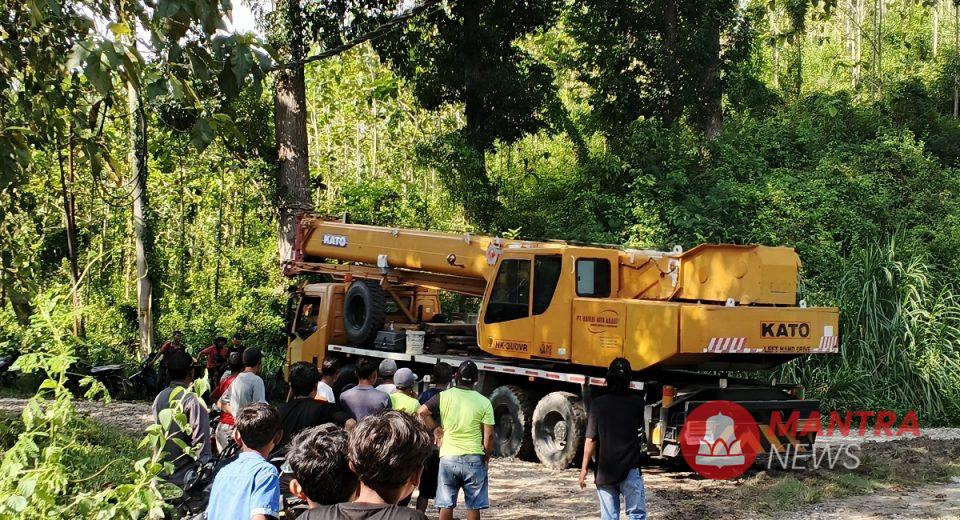 Warga Desa Semanggi, Kecamatan Jepon, Kabupaten Blora, mengadang kendaraan Pertamina yang akan melaju ke tempat penambangan imbas kerusakan jalan, Kamis (12/6/2025). (Eko Wicaksono | Mantranews.id)