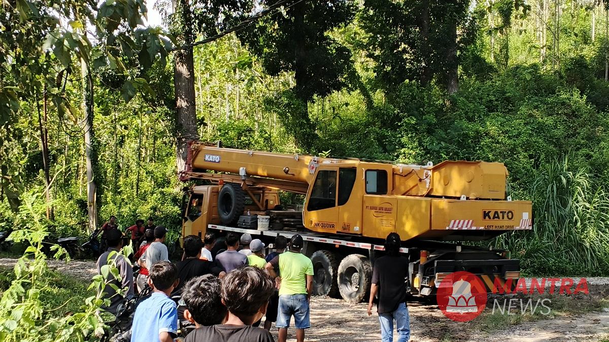 Warga Desa Semanggi, Kecamatan Jepon, Kabupaten Blora, mengadang kendaraan Pertamina yang akan melaju ke tempat penambangan imbas kerusakan jalan, Kamis (12/6/2025). (Eko Wicaksono | Mantranews.id)