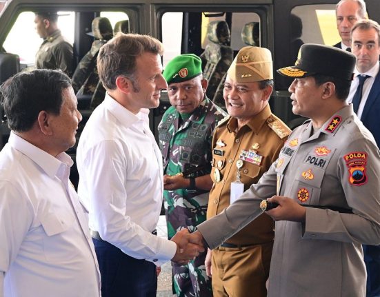 Presiden RI Prabowo Subianto dan Presiden Perancis Emmanuel Macron ke Kampus Akademi Militer (Akmil) dan Candi Borobudur, Kabupaten Magelang, Kamis (29/5), disambut oleh Gubernur Jateng Ahmad Luthfi. (Dok. Pemprov Jateng | Mantranews.id)
