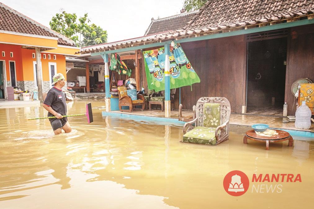 Warga membersihkan rumahnya yang tergenang banjir di Desa Tanggirejo, Tegowanu, Grobogan, Jawa Tengah, Kamis (19/6/2025). (Lingkar Media Group Network)