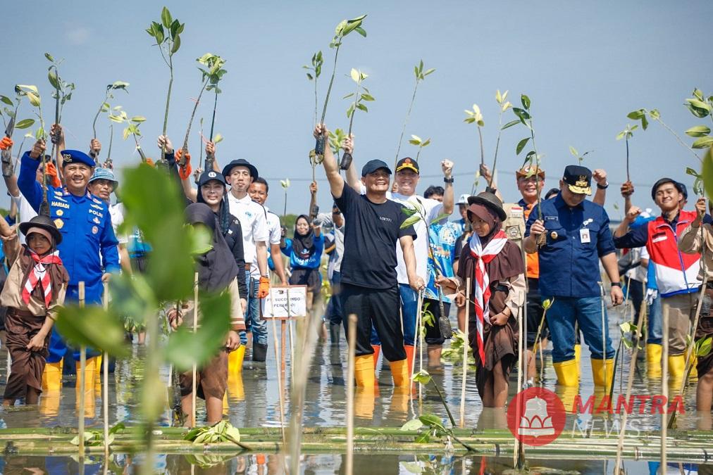 Gubernur Jawa Tengah Ahmad Luthfi didampingi Wakil Gubernur Jawa Tengah Taj Yasin dan peserta tanam mangrove ikut menyukseskan program “Mageri Segoro” di Pantai Randusanga di Desa Randusanga Kulon, Kecamatan/Kabupaten Brebes, Jawa Tengah, pada Kamis (5/6/2025). (Dok. Pemprov Jateng | Mantranews.id)
