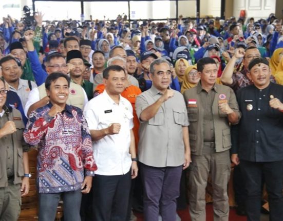Gubernur Jawa Tengah Ahmad Luthfi, Ketua MPR RI Ahmad Muzani, Kepala BNPB Suharyanto saat membuka Jambore Nasional Ke-3 Relawan Muhammadiyah Aisyiyah di Wonder Park, Tawangmangu, Kabupaten Karanganyar, Jateng. (Lingkar Media Group Network)