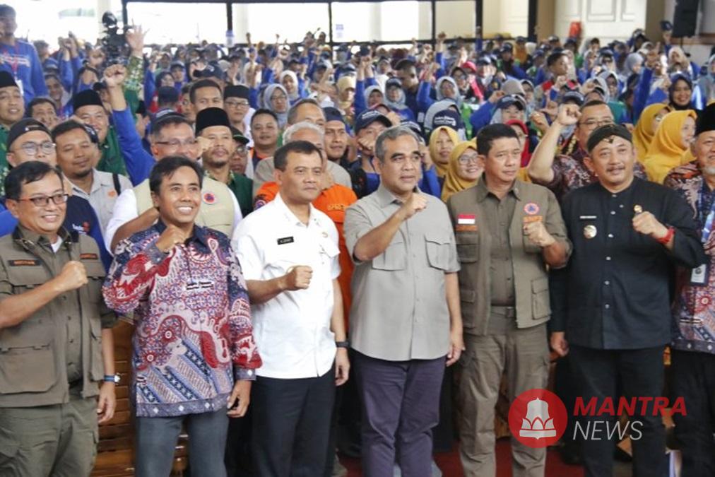 Gubernur Jawa Tengah Ahmad Luthfi, Ketua MPR RI Ahmad Muzani, Kepala BNPB Suharyanto saat membuka Jambore Nasional Ke-3 Relawan Muhammadiyah Aisyiyah di Wonder Park, Tawangmangu, Kabupaten Karanganyar, Jateng. (Lingkar Media Group Network)