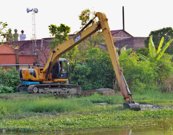 Sebuah alat berat ekskavator sedang menormalisasi Sungai Dombo di Kecamatan Sayung, Kabupaten Demak sebagai upaya mengatasi banjir.