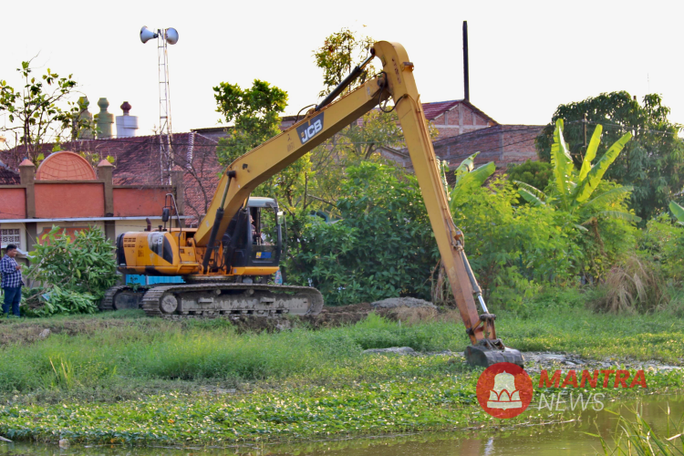Sebuah alat berat ekskavator sedang menormalisasi Sungai Dombo di Kecamatan Sayung, Kabupaten Demak sebagai upaya mengatasi banjir.