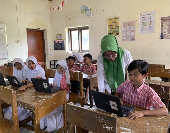 Seorang guru sedang mendidik muridnya dengan telaten. (Lingkar Media Group Network)