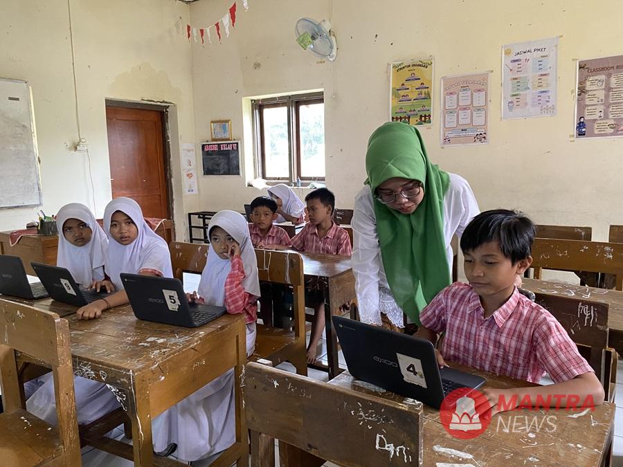 Seorang guru sedang mendidik muridnya dengan telaten. (Lingkar Media Group Network)