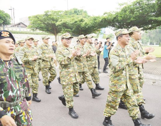 Wakil Wali Kota Semarang Iswar Aminuddin (berkacamata) bersama sejumlah pemimpin Jawa Tengah lain saat mengikuti “Manunggal Leadership Retreat: Ngopeni Nglakoni Jawa Tengah”. (Dok. Pemkot Semarang | Mantranews.id)