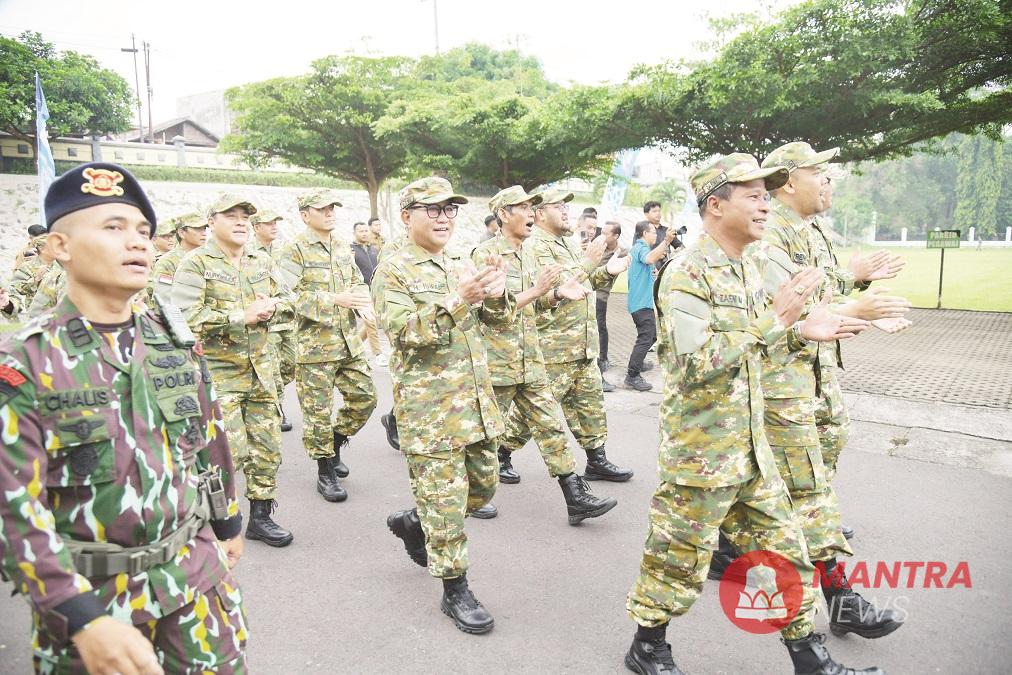 Wakil Wali Kota Semarang Iswar Aminuddin (berkacamata) bersama sejumlah pemimpin Jawa Tengah lain saat mengikuti “Manunggal Leadership Retreat: Ngopeni Nglakoni Jawa Tengah”. (Dok. Pemkot Semarang | Mantranews.id)