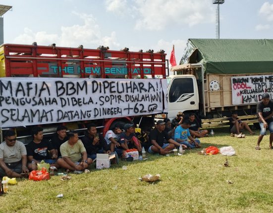 Para sopir saat melaksanakan demo terkait kebijakan Over Dimension Over Load (ODOL) di Lapangan Kridosono, Kabupaten Blora, Jawa Tengah, Senin (23/6/2025). (Lingkar Media Group Networks)