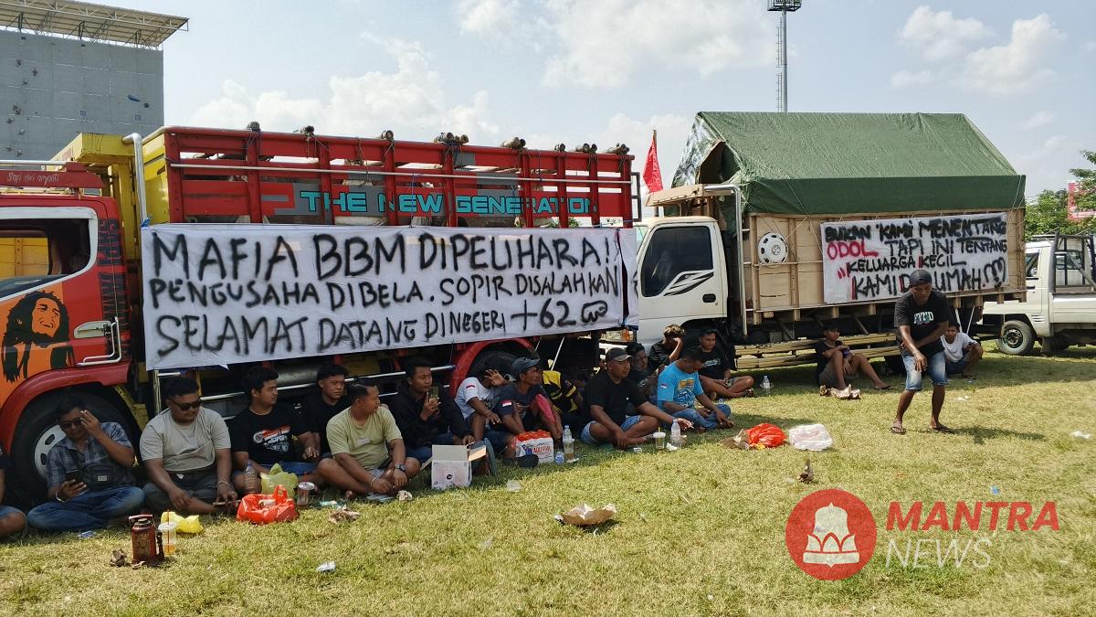 Para sopir saat melaksanakan demo terkait kebijakan Over Dimension Over Load (ODOL) di Lapangan Kridosono, Kabupaten Blora, Jawa Tengah, Senin (23/6/2025). (Lingkar Media Group Networks)