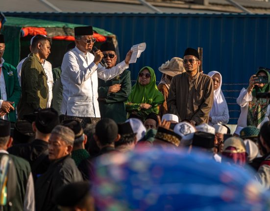 Menteri Pekerjaan Umum Dody Hanggodo menyampaikan keterangan saat menghadiri istighosah kemanusiaan bersama warga Nahdliyin di  Jalan Raya Demak- Semarang, tepatnya di Kecamatan Sayung, Kabupaten Demak, Minggu (15/6/2025). (Lingkar Media Group Network)