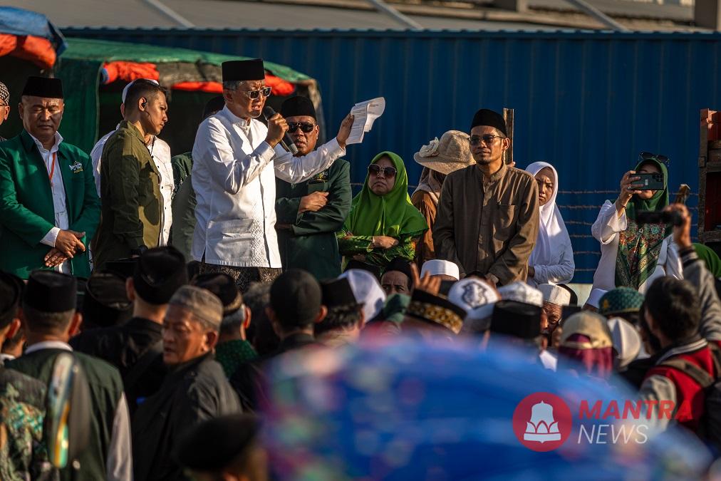 Menteri Pekerjaan Umum Dody Hanggodo menyampaikan keterangan saat menghadiri istighosah kemanusiaan bersama warga Nahdliyin di  Jalan Raya Demak- Semarang, tepatnya di Kecamatan Sayung, Kabupaten Demak, Minggu (15/6/2025). (Lingkar Media Group Network)