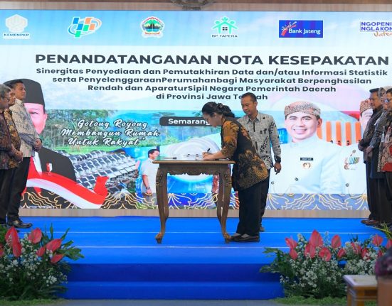Wali Kota Semarang Agustina Wilujeng Pramestuti menandatangani nota kesepakatan terkait Penyediaan dan Pemutakhiran Data, Informasi Statistik Penyelenggaraan Perumahan bagi Masyarakat Berpenghasilan Rendah (MBR) dan ASN pemda di Provinsi Jawa Tengah. (Lingkar Media Group Network)