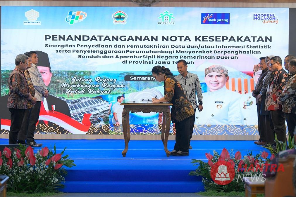 Wali Kota Semarang Agustina Wilujeng Pramestuti menandatangani nota kesepakatan terkait Penyediaan dan Pemutakhiran Data, Informasi Statistik Penyelenggaraan Perumahan bagi Masyarakat Berpenghasilan Rendah (MBR) dan ASN pemda di Provinsi Jawa Tengah. (Lingkar Media Group Network)