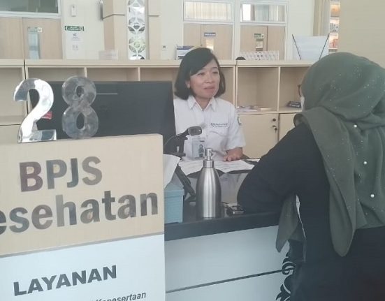 Tampak seorang warga sedang berada di salah satu loket pelayanan BPJS Kesehatan. (Lingkar Media Group Network)