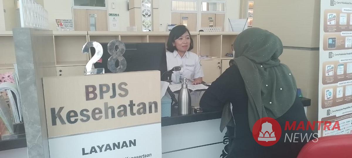 Tampak seorang warga sedang berada di salah satu loket pelayanan BPJS Kesehatan. (Lingkar Media Group Network)