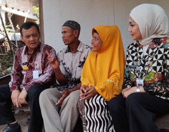 Gubernur Jateng Ahmad Luthfi (kiri) didampingi Bupati Kendal Dyah Kartika Permanasari (kanan) berbincang dengan warga saat meninjau RTLH di Desa Pucangrejo, Kecamatan Gemuh, Kabupaten Kendal, Selasa (3/6/2025). (Arvian Maulana | Mantranews.id)