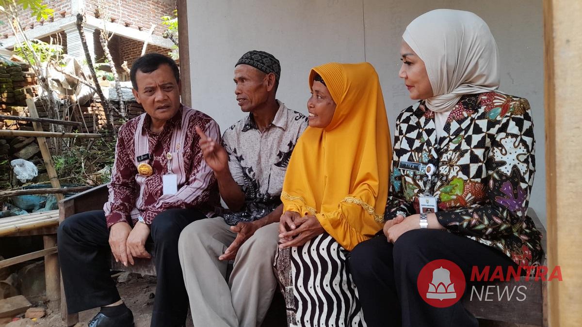 Gubernur Jateng Ahmad Luthfi (kiri) didampingi Bupati Kendal Dyah Kartika Permanasari (kanan) berbincang dengan warga saat meninjau RTLH di Desa Pucangrejo, Kecamatan Gemuh, Kabupaten Kendal, Selasa (3/6/2025). (Arvian Maulana | Mantranews.id)