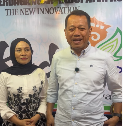 Bupati Kudus Sam’ani Intakoris didampingi Ketua Dewan Kerajinan Nasional Daerah (Dekranasda) Kabupaten Kudus  Endhah Endhayani Sam’ani Intakoris saat mengunjungi stand Kabupaten Kudus di anjungan Jateng Fair. (Lingkar Media Group Network)