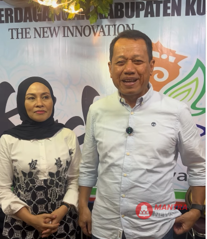 Bupati Kudus Sam’ani Intakoris didampingi Ketua Dewan Kerajinan Nasional Daerah (Dekranasda) Kabupaten Kudus  Endhah Endhayani Sam’ani Intakoris saat mengunjungi stand Kabupaten Kudus di anjungan Jateng Fair. (Lingkar Media Group Network)