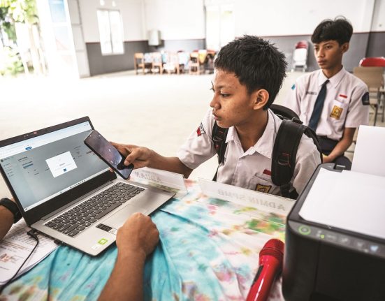 Calon peserta didik baru memfoto bukti pendaftaran dalam Sistem Penerimaan Murid Baru (SPMB), belum lama ini. (Lingkar Media Group Network)