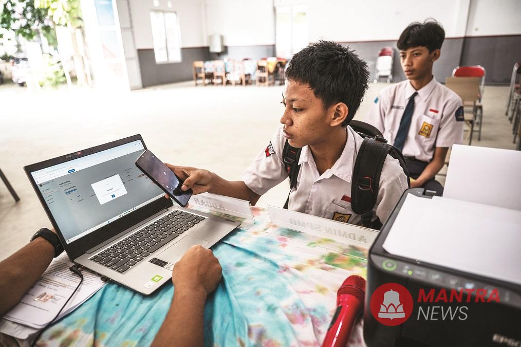 Calon peserta didik baru memfoto bukti pendaftaran dalam Sistem Penerimaan Murid Baru (SPMB), belum lama ini. (Lingkar Media Group Network)
