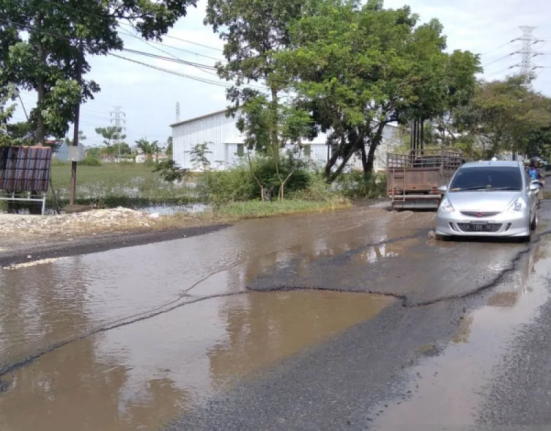 Kondisi salah satu ruas jalan di Kabupaten Kudus yang rusak dan butuh perbaikan, Minggu (8/6/2025). (Antara | Mantranews.id)