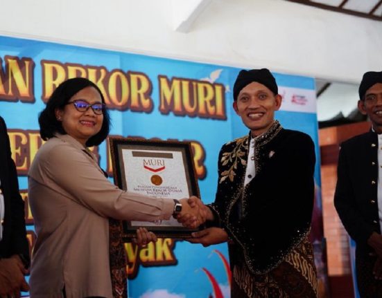 Penyerahan piagam penghargaan rekor MURI kirab dengan jumlah peserta terbanyak berbusana prajurit 594 orang dalam kirab Grebeg Besar di kompleks Makam Kadilangu Demak, Jawa Tengah, Jumat (6/6/2025). (M. Burhan | Mantranews.id)
