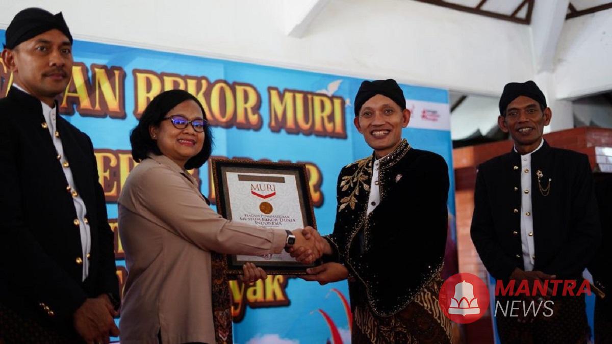 Penyerahan piagam penghargaan rekor MURI kirab dengan jumlah peserta terbanyak berbusana prajurit 594 orang dalam kirab Grebeg Besar di kompleks Makam Kadilangu Demak, Jawa Tengah, Jumat (6/6/2025). (M. Burhan | Mantranews.id)