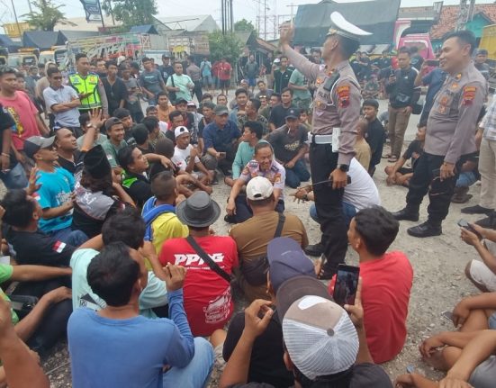 Ratusan sopir truk ODOL di Kabupaten Grobogan hendak melakukan audiensi dengan Dinas Perhubungan dan Polres setempat, Kamis (19/6/2025). (Lingkar Media Group Network)