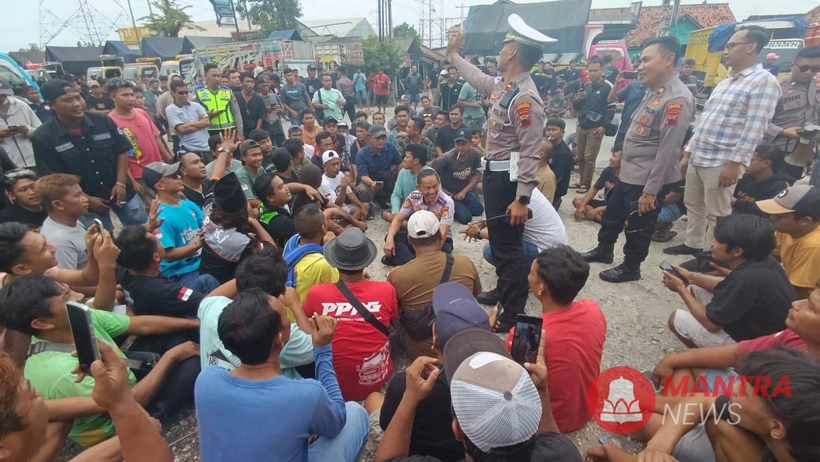 Ratusan sopir truk ODOL di Kabupaten Grobogan hendak melakukan audiensi dengan Dinas Perhubungan dan Polres setempat, Kamis (19/6/2025). (Lingkar Media Group Network)