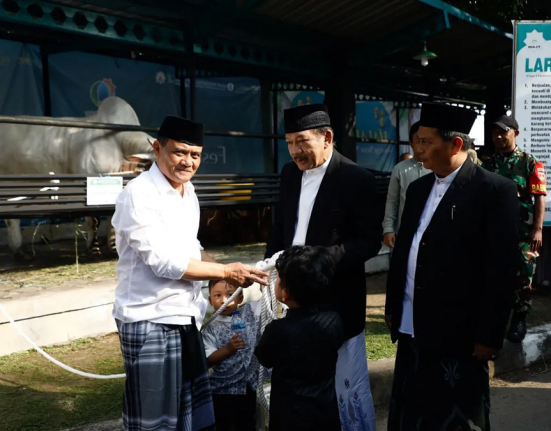 Gubernur Jawa Tengah Ahmad Luthfi saat penyerahan hewan kurban kepada panitia kurban Masjid Agung Jawa Tengah (MAJT) Semarang, Jumat (6/6/2025).