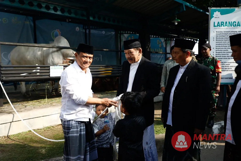 Gubernur Jawa Tengah Ahmad Luthfi saat penyerahan hewan kurban kepada panitia kurban Masjid Agung Jawa Tengah (MAJT) Semarang, Jumat (6/6/2025).